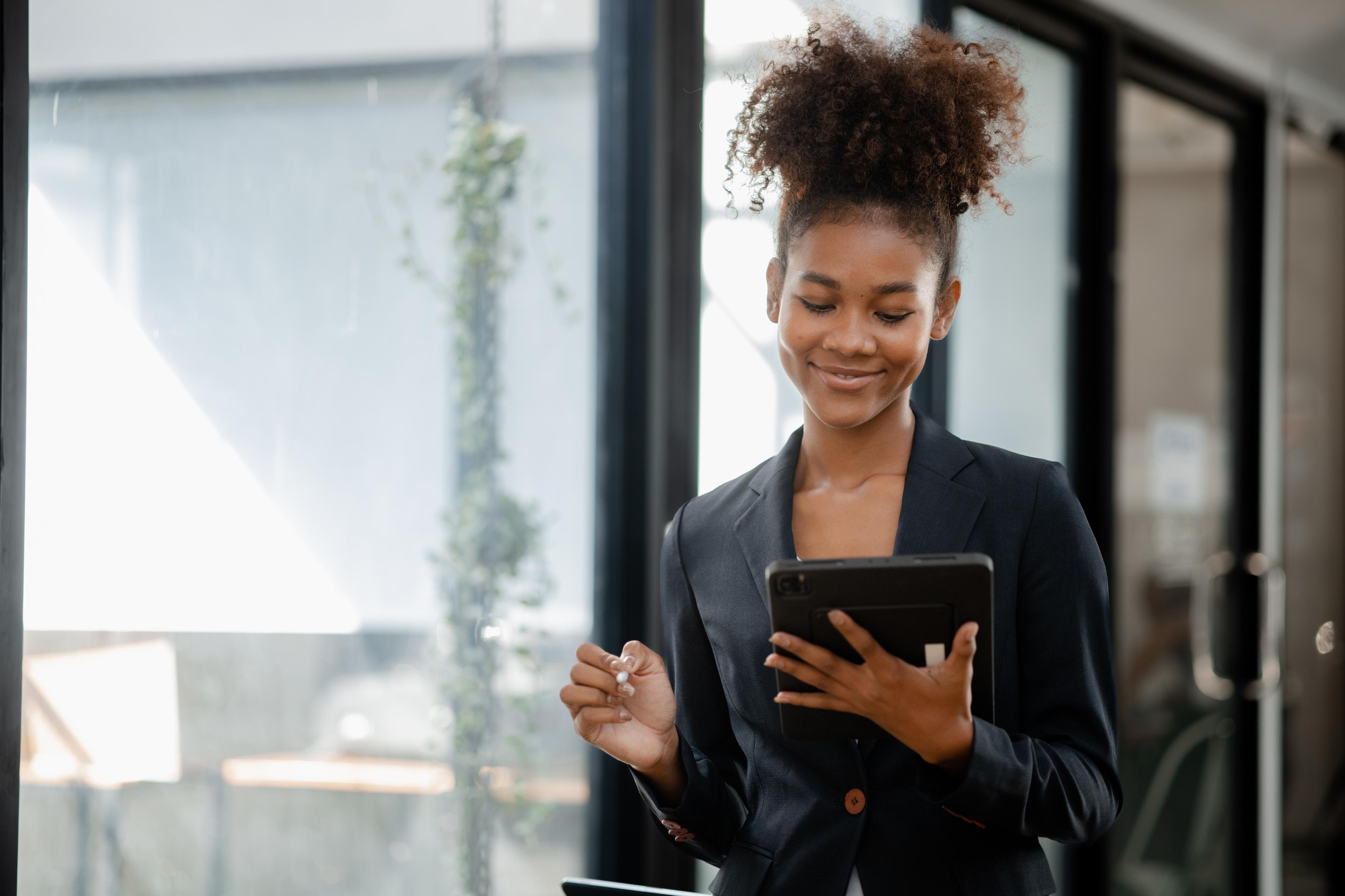 Mujer feliz con la tablet