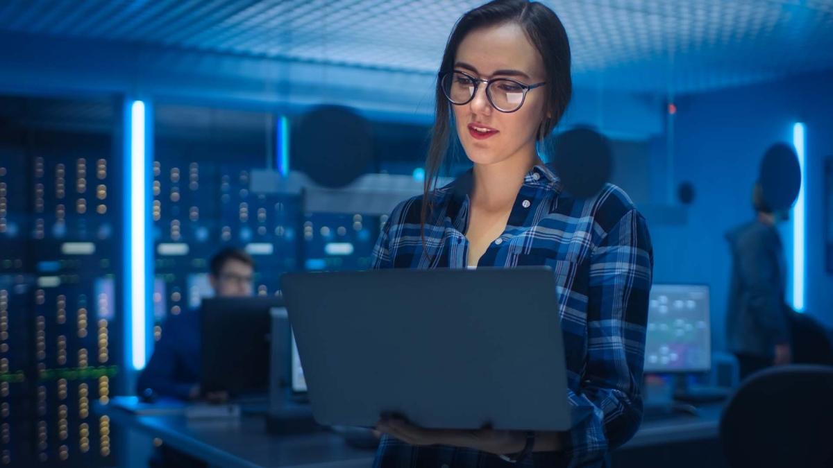 mujer usando un portatil